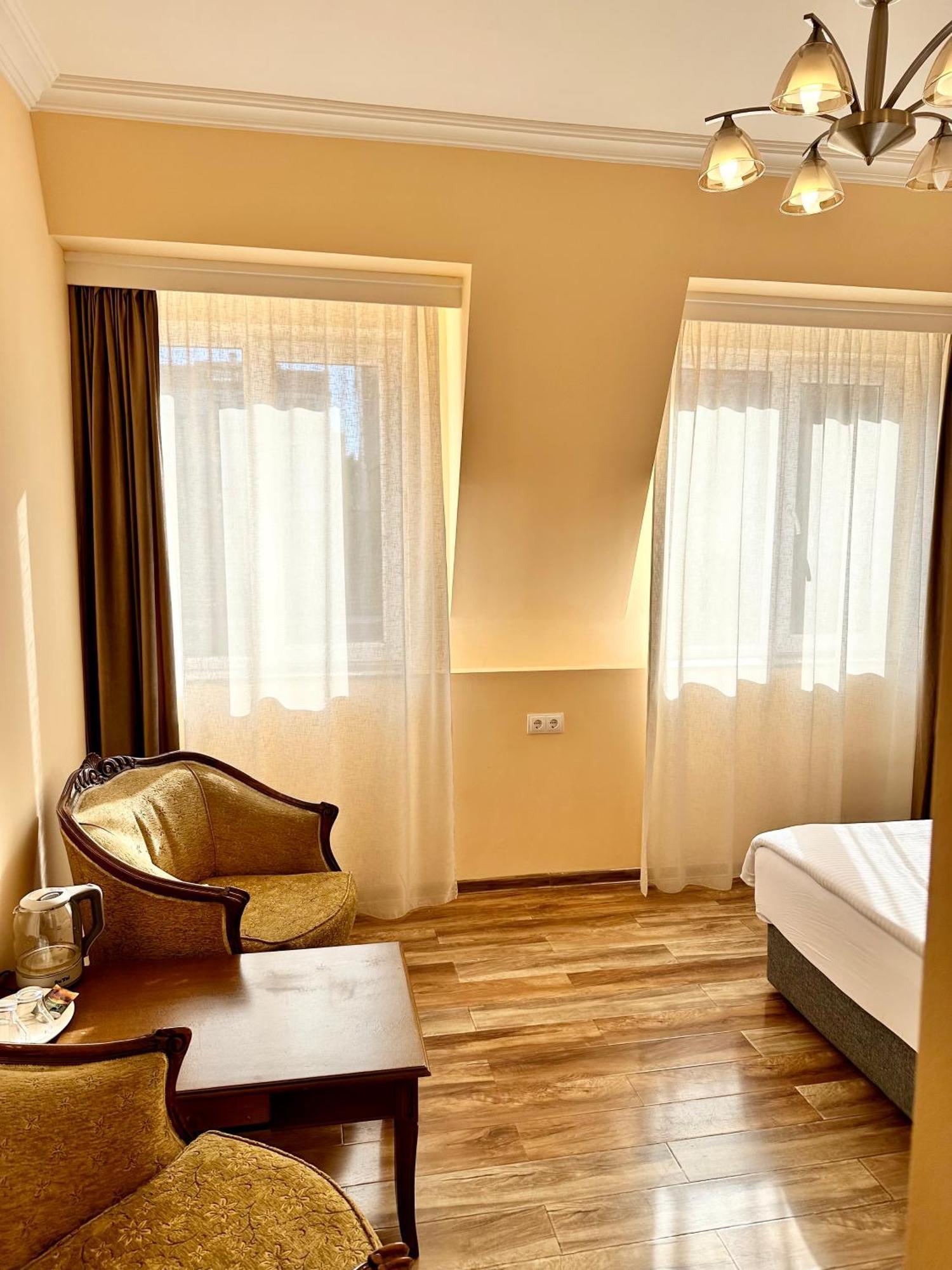 Old Clty Hotel باتومي المظهر الخارجي الصورة
