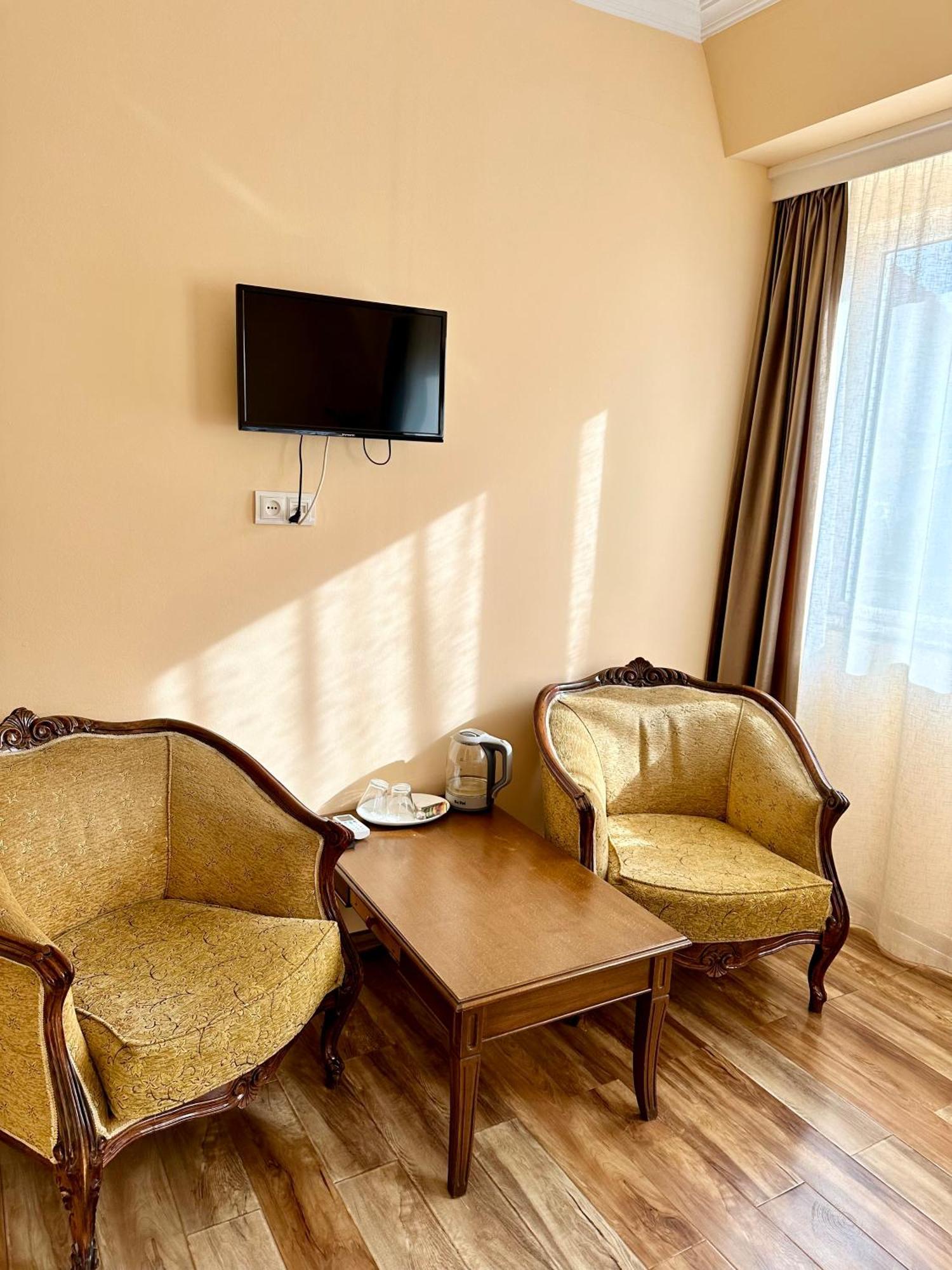 Old Clty Hotel باتومي المظهر الخارجي الصورة