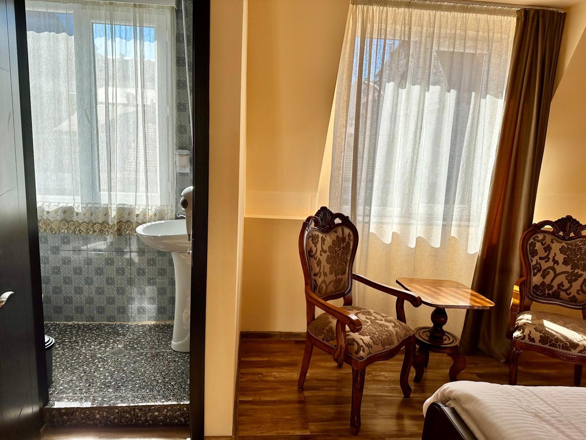 Old Clty Hotel باتومي المظهر الخارجي الصورة