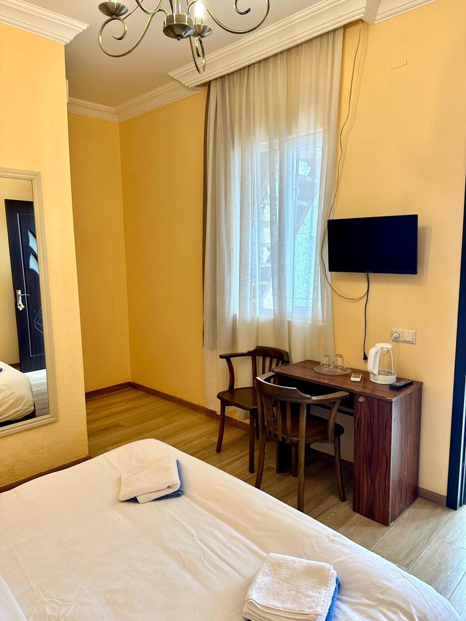 Old Clty Hotel باتومي المظهر الخارجي الصورة